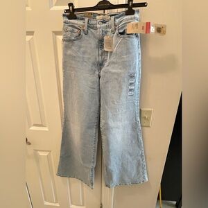 NWT- Levi’s Rib Cage Bell Jeans- Size- 28x32